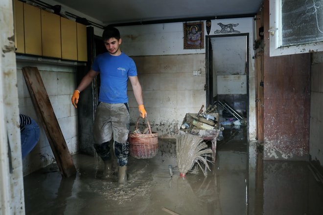 Od prvega pojava vode v okolici pa do skoraj dveh metrov vodostaja je minilo le dvajset minut (posledice poplav v Letušu 7. avgusta). FOTO: BlaŽ Samec/Delo