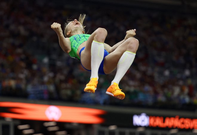 Tina Šutej je v prvem poskusu zmogla 4,80 m. FOTO: Kai Pfaffenbach/Reuters