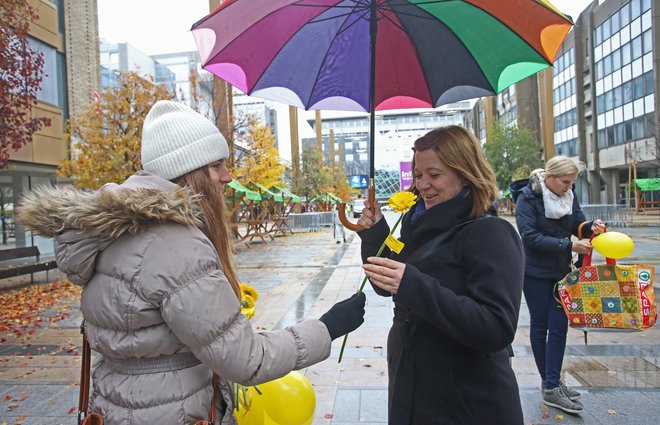 Prijaznost prija naslovniku in tudi prijaznemu. FOTO: Tadej Regent/Delo