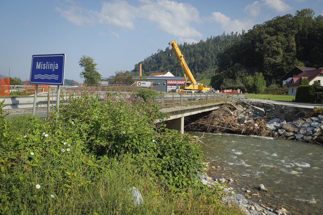 Neupravičeno bi bilo, če bi država stroške sanacije z novimi davki naprtila davkoplačevalcem ali posameznemu gospodarskemu sektorju. FOTO: Jože Suhadolnik/Delo