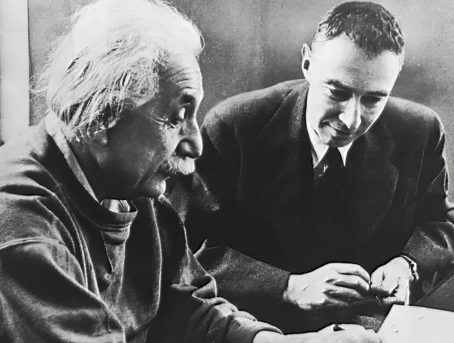 Oppenheimer in Einstein (oba vidimo skupaj tudi v filmu) sta po vojni živela in delala v Princetonu v New Jerseyju, po nekaterih zgodovinskih virih sicer nista bila posebej tesna prijatelja. FOTO:  Wikipedija