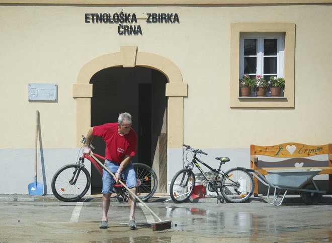 Dediščina niso zgolj materialne stvari, dediščina je prej praksa, ki osmišlja materialni svet, v katerem živimo. Na fotografiji odpravljanje posledic poplav v Črni na Koroškem. FOTO: Jože Suhadolnik/Delo