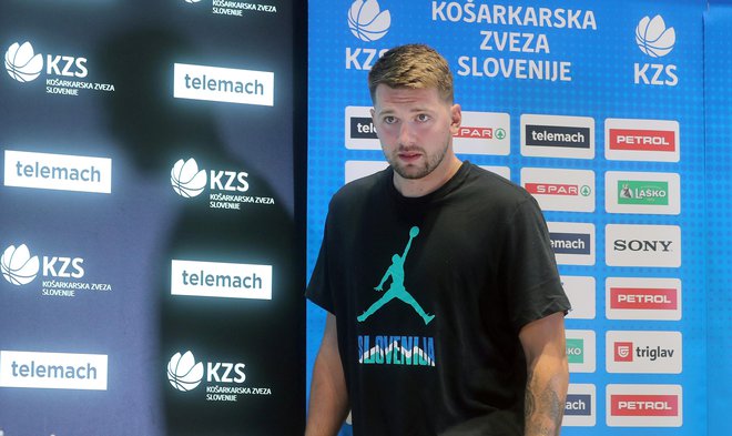 Luka Dončić je na novinarski konferenci priznal, da se je prestrašil alarma sredi noči, potem pa s sedmo silo sproščeno kramljal o vsem po malem. FOTO: Blaž Samec