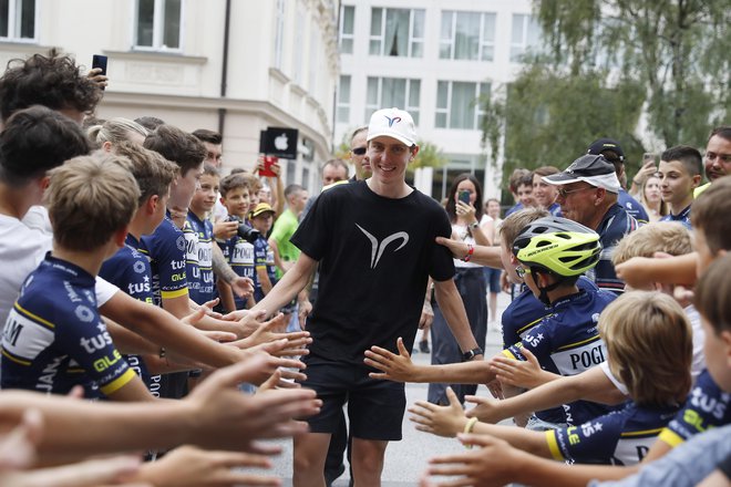 Tadej Pogačar in drugi športni navdušenci so na Kongresnem trgu v Ljubljani družno zbirali denarno pomoč prizadetim v poplavah. FOTO: Leon Vidic/Delo