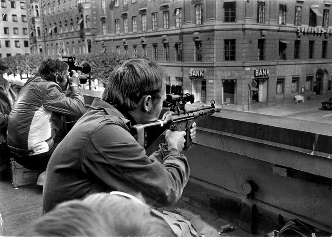 Banka je bila obkoljena z ostrostrelci in fotoreporterji. FOTO: Roland Jansson/AFP