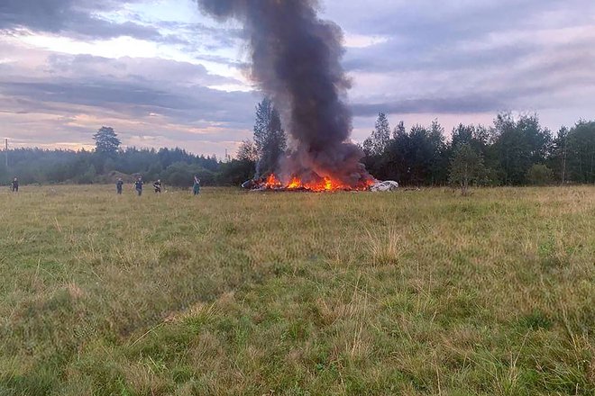 Na spletu je že včeraj zaokrožila fotografija, na kateri je videti goreče ostanke zasebnega letala, na katerem je potoval Jevgenij Prigožin. FOTO: AFP