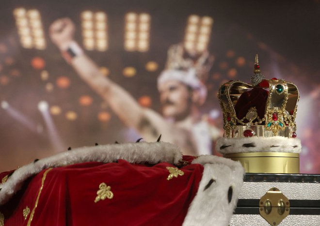 Novega lastnika bodo iskali tudi za krono in ogrinjalo Freddieja Mercuryja s koncertne turneje The Magic Tour leta 1986.  FOTO: Susannah Ireland/Reuters