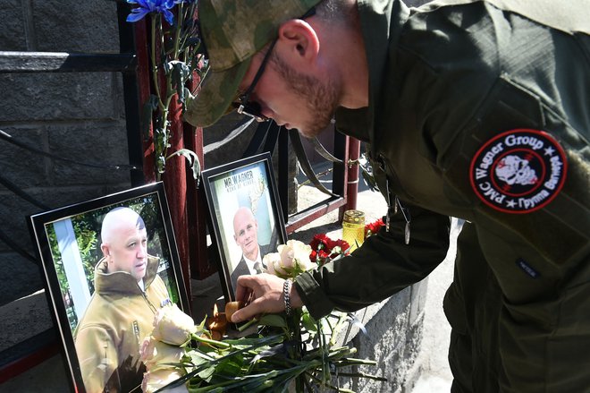Za Jevgenijem Prigožinom žalujejo predvsem pripadniki zloglasne Wagnerjeve skupine, ki jih je konec junija povedel na oboroženi pohod proti Moskvi. FOTO: Vladimir Nikolayev/AFP