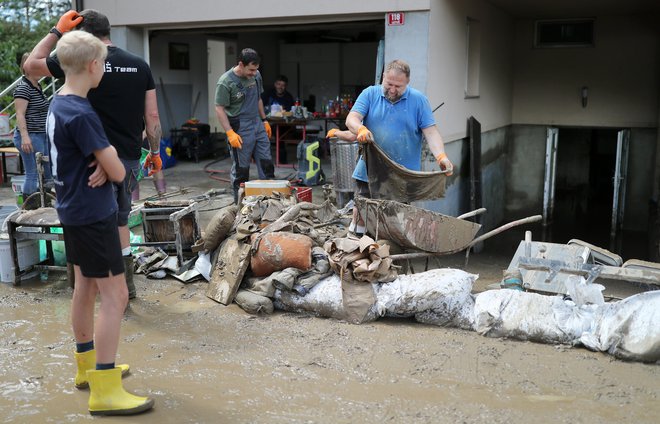 Še nekaj dni po ujmi je bil Letuš zalit z vodo. FOTO: Blaž Samec/Delo