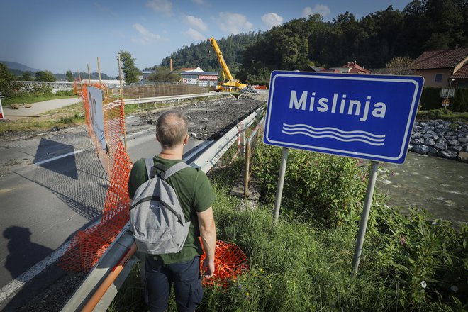 Most je še v nedeljo bil neprevozen in neprehoden. FOTO: Jože Suhadolnik/Delo