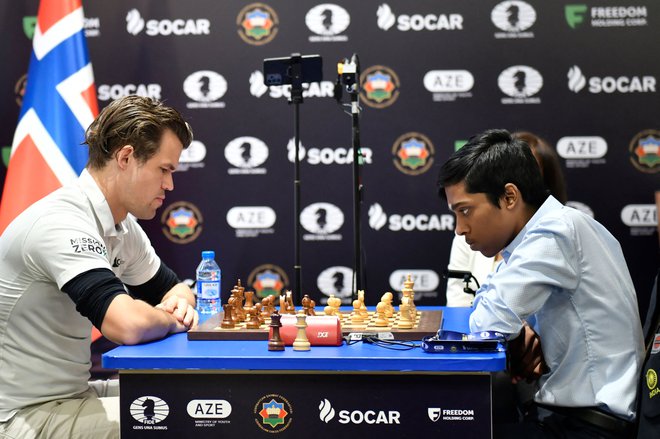 Magnus Carlsen (levo) je bil v finalu boljši od Indijca Rameshbabuja Praggnanandhaaja. FOTO: Tofik Babayev/AFP