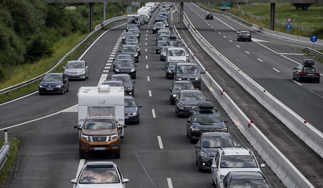 Kolona vozil pred predorom Karavanke je letos pogost pojav. FOTO: Blaž Samec/Delo