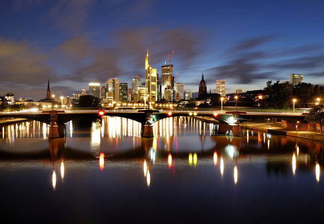 Frankfurt je mesto, kjer so se cene od svojega vrha najbolj znižale, in sicer za dobrih 13 odstotkov.

Foto Kai Pfaffenbach/Reuters