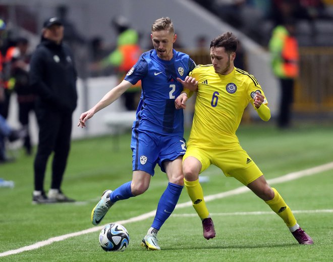 Žan Karničnik v dresu slovenske reprezentance na dvoboju s Kazahstanom. Foto Reuters