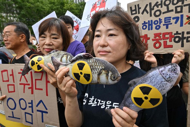 Japonska je kljub nasprotovanju sosednjih držav včeraj v Tihi ocean začela izpuščati obdelano radioaktivno vodo iz jedrske elektrarne Fukušima, ki jo je leta 2011 prizadel cunami. Nadzorni organ ZN za jedrsko varnost je načrt odobril. Odkar je cunami uničil elektrarno, se je nabralo približno 1,34 milijona ton vode, kar bi zadostovalo za napolnitev petsto olimpijskih bazenov, poroča BBC. Vodo načrtujejo postopoma izpuščati v morje prihodnjih 30 let. Japonska namreč že več kot desetletje zbira in shranjuje onesnaženo vodo v rezervoarjih, vendar je prostora vse manj. Foto: Jung Yeon-je/Afp