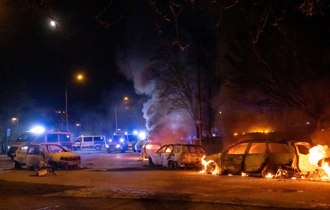 Po sežigu korana na Švedskem so islamski skrajneži na Švedskem zažigali avtomobile. FOTO: Tt News Agency Via Reuters