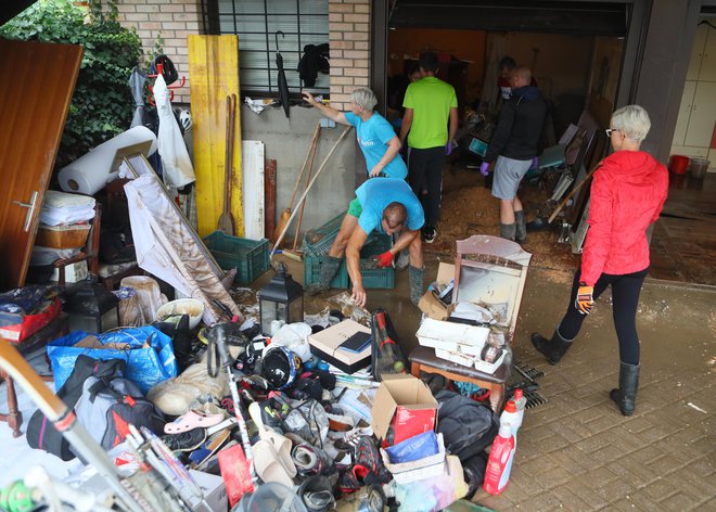 V Komendi, občini s 6500 prebivalci, je bilo pod vodo kar 80 odstotkov površin in poplavljenih skoraj 800 predvsem stanovanjskih objektov. FOTO: Dejan Javornik