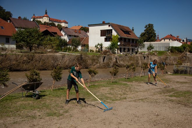 Peter Malovrh iz Puštala pri Škofji Loki pravi, da je treba upoštevati hidrološko stroko in struge poglabljati ne pa graditi škarp in nasipov. FOTO: Voranc Vogel/Delo