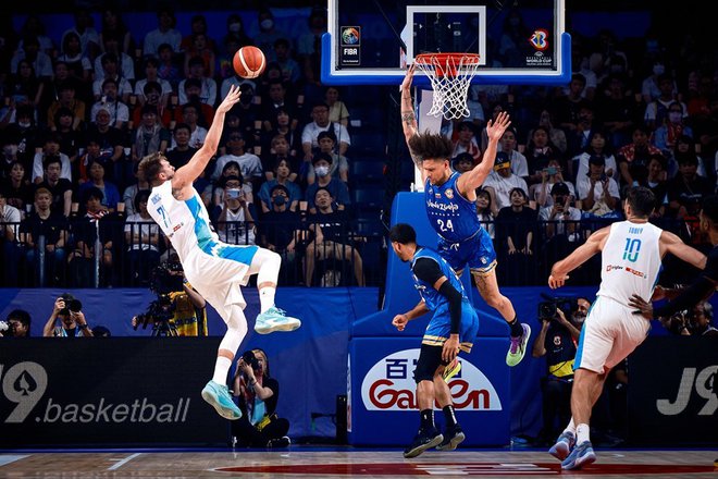 Luka Dončić je v prvem polčasu dosegel 24 točk. FOTO: Fiba