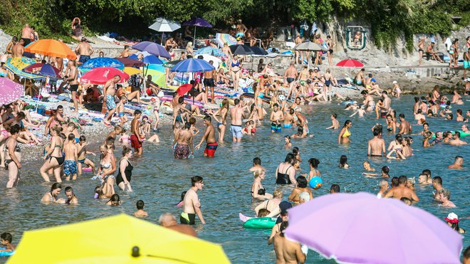 Morje se je segrelo na 27 in več stopinj Celzija. FOTO: Matija Djanješić/Cropix