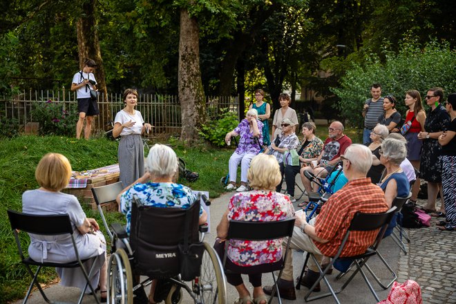 Sodelovanje Mladih levov in stanovalcev ljubljanskega doma upokojencev Tabor se nadaljuje, letos so pozornost namenjali drevesom. FOTO: Črt Piksi/Delo