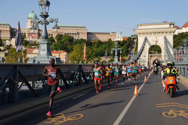 Jutranji maraton na svetovnem prvenstvu v atletiki v Budimpešti je najhitreje tekel Timothy Kiplagat (levo). FOTO: Aleksandra Szmigiel/AFP