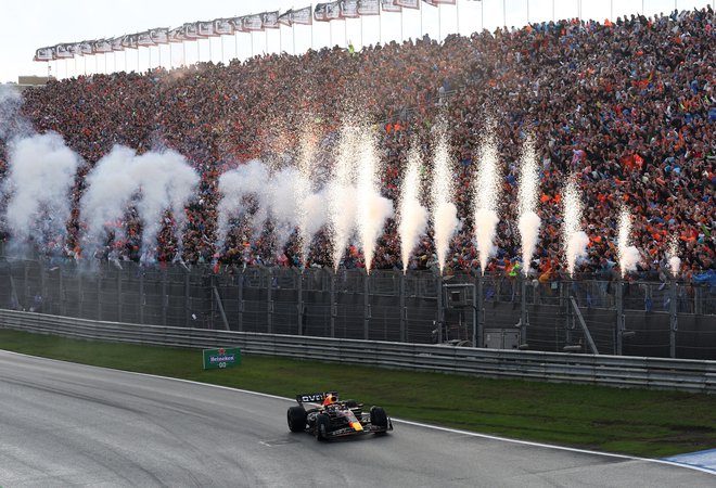 Max Verstappen je dočakal ognjemet. FOTO: Yves Herman/ Reuters