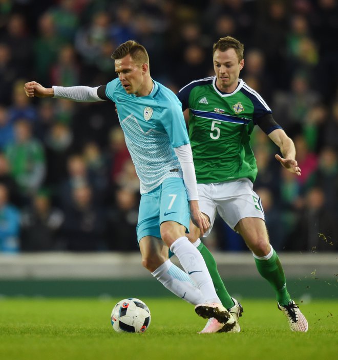 Severnoirski kapetan Jonny Evans in Josip Iličić sta se na igrišču udarila že leta 2016. FOTO: Tony O'Brien/Reuters