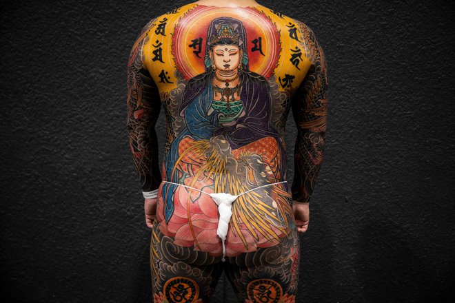 Moški kaže svoje tetovaže na 7. China International Tattoo konvenciji v Hong Kongu. Foto: Isaac Lawrence/Afp