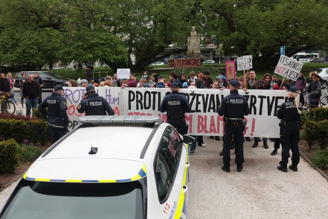 Pred ljubljansko sodno palačo se je zbrala večdesetglava množica v podporo mladoletnicama. FOTO: Črt Piksi