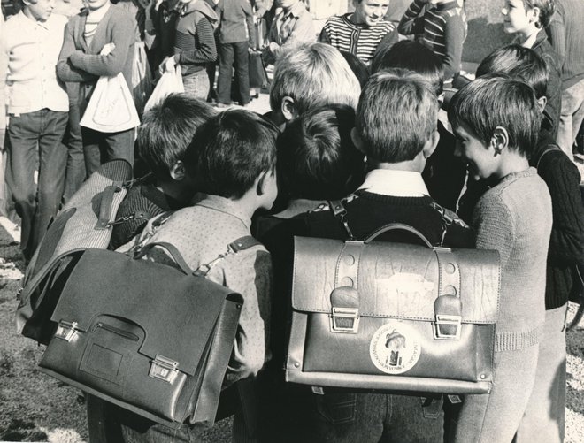 Starše bo gotovo zanimalo, kako smo letos poskrbeli za učbenike. Dovolj jih bo, še ta mesec bodo izšli tudi tisti, ki jih zdaj še ni na trgu, so leta 1978, ko je šolski prag prvič prestopilo približno 26.000 otrok, poročali s tiskovne konference. FOTO: Dokumentacija Dela 