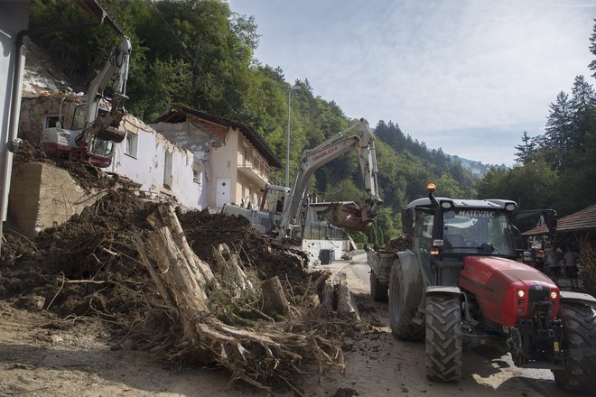 Za prvo pomoč je vlada namenila deset milijonov evrov. FOTO: Leon Vidic/delo