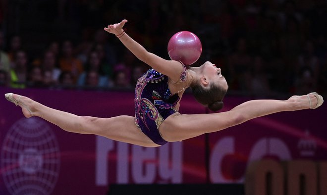 Bolgarka Stiliana Nikolova tekmuje v posamičnem mnogoboju na olimpijskem kvalifikacijskem 40. svetovnem prvenstvu v ritmični gimnastiki FIG v Valenciji. Foto: Jose Jordan/Afp