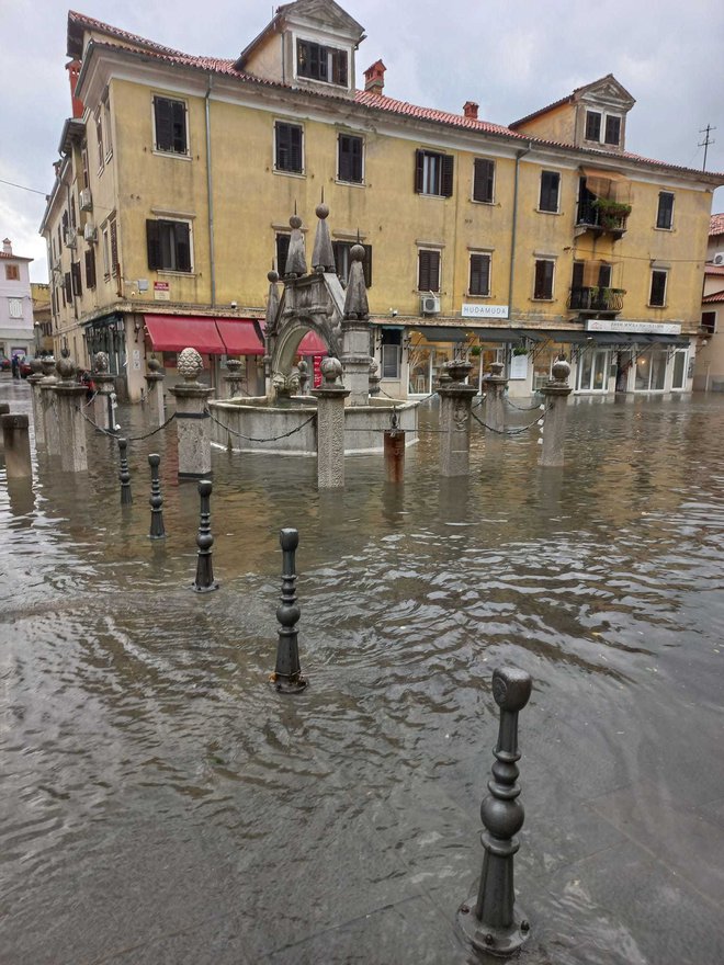 Poplavljen Prešernov trg v središču Kopra. Foto Ingrid Celestina/meteoinfo Slovenija