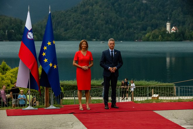 Zunanja ministrica Tanja Fajon in premier Robert Golob sta pred slikovito blejsko kuliso pozdravila tuje visoke goste. FOTO: Črt Piksi