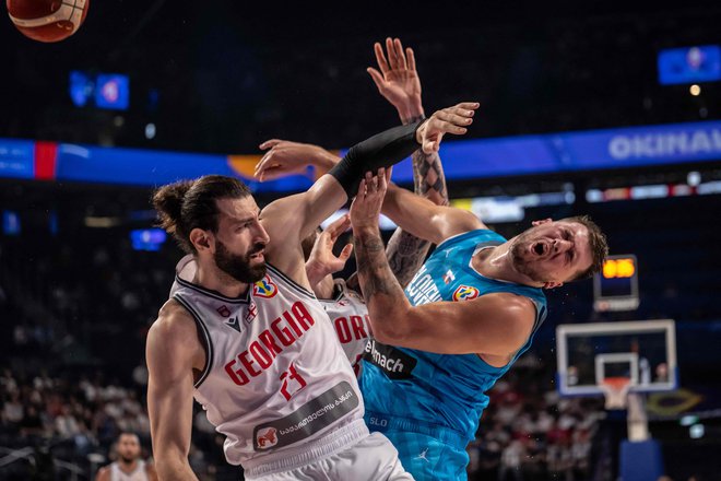 Tornike Šengelia in soigralci niso bili nežni do Luke Dončića, toda s trdnimi udarci so ga le dodatno spodbudili. FOTO: Juiči Jamazaki/AFP