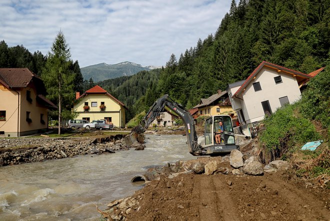 V Strugah je na začetku meseca Savinja imela dve strugi, eno tam, kjer je bila prej cesta. To so zdaj za silo zasuli. Bojijo pa se, da bi to, kar je zgolj nasuto, visoka voda takoj in zlahka spet odnesla. FOTO: Blaž Samec/Delo