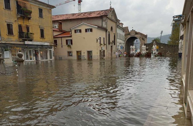 Nevihtna linija, ki se je obnavljala ob zahodni obali Istre, je povzročila intenzivne padavine na zahodu države, na območju od Slovenske Istre do severne Primorske. Največ padavin so izmerili v Kopru, kjer je do 17.30 padlo že 184 mm padavin. FOTO: Ingrid Celestina