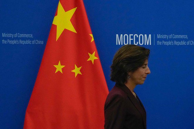 Dobra novica je, da je ameriška ministrica za trgovino Gina Raimondo na Kitajskem in bo po Pekingu danes obiskala še Šanghaj. FOTO: Andy Wong/AFP