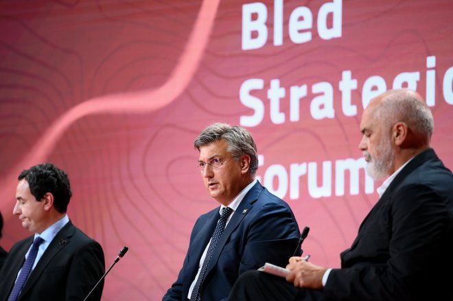 Obrazi voditeljev na osrednjem panelu letošnjega Blejskega strateškega foruma niso razkrivali navdušenja nad evropsko prihodnostjo Balkana, premier Albanije Edi Rama (desno) zase v šali pravi, da je glede tega vprašanja tragični optimist. Foto Vlada Rs