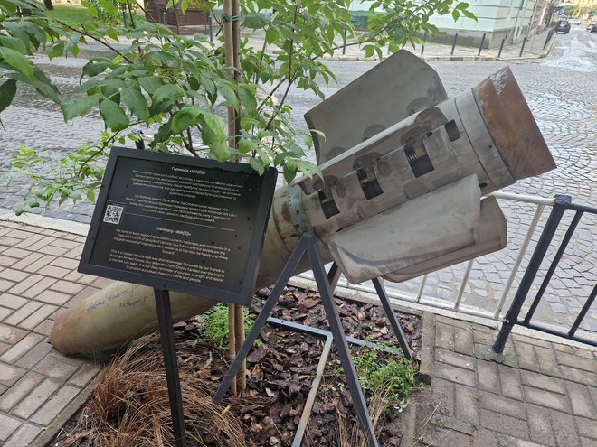 Ob razstavljeni sestreljeni ruski raketi je simbolno posajeno drevo.  FOTO: Marko Gams