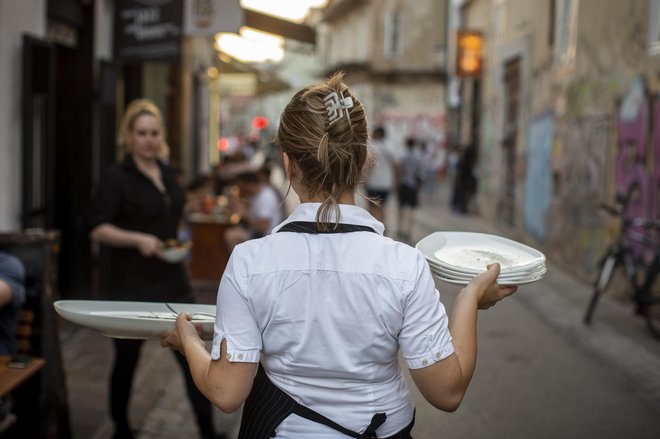 Pomanjkanje delovne sile v turistični industriji ni novo, a razmere niso bile nikoli tako skrb vzbujajoče, kot so zdaj. Foto Voranc Vogel/Delo