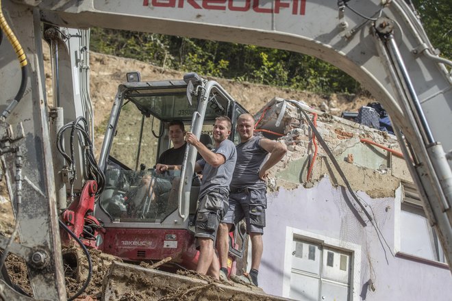 »Vsa čast gasilcem, civilni zaščiti in vsem, ki vse dneve na tej vročini garajo, da odvažajo vse te smeti,« se presrečni prebivalci uničenih domov. FOTO: Leon Vidic