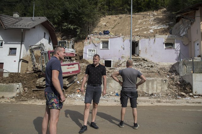 »Ne vem, s čim naj si zgradimo novo hišo. Trideset let smo potrebovali, da smo naredili to, kar smo. Denarja nimamo več. Niti moči ne,« pravi Vedran Šimunović.. FOTO: Leon Vidic