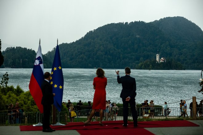 Predsednik vlade Robert Golob je na Bledu gostil donatorsko večerjo s slovenskimi gospodarstveniki, zunanja ministrica Tanja Fajon je za pomoč prosila svoje kolege, ki so prišli na Bled. FOTO: Črt Piksi/Delo