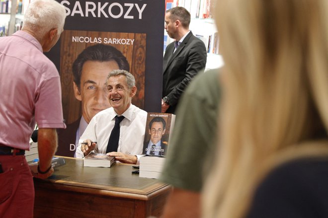 Nekdanji predsednik Nicolas Sarkozy pred dnevi med podpisovanjem svoje nove knjige na Korziki. FOTO: Pascal Pochard-Casabianca/AFP