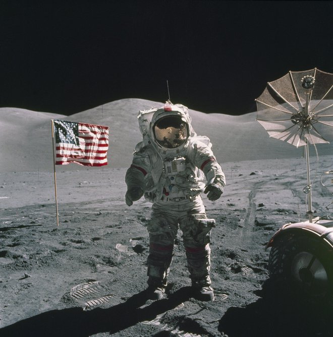 Zadnji človek na Luni je bil Gene Cernan (na fotografiji) decembra 1972. Zdaj je Luna znova zanimiva za več agencij, zato je zanimivo tudi vprašanje o času na Luni. FOTO: Nasa

 