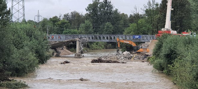 Montažna mostova na Vidmu so postavili gorvodno od porušenega. FOTO: Bojan Rajšek/Delo