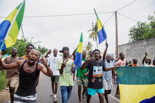 Podporniki pučistov so slavili na ulicah Librevilla. Foto Stringer Reuters