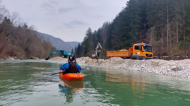 Del kolesarske poti Bled-Bohinj gradijo v strugi Save Bohinjke, ki je med nedavno ujmo gradbišče poplavila, spodkopala in delno odnesla, zato se bo gradnja predvidoma zavlekla za več mesecev. FOTO: Balkan River Defence